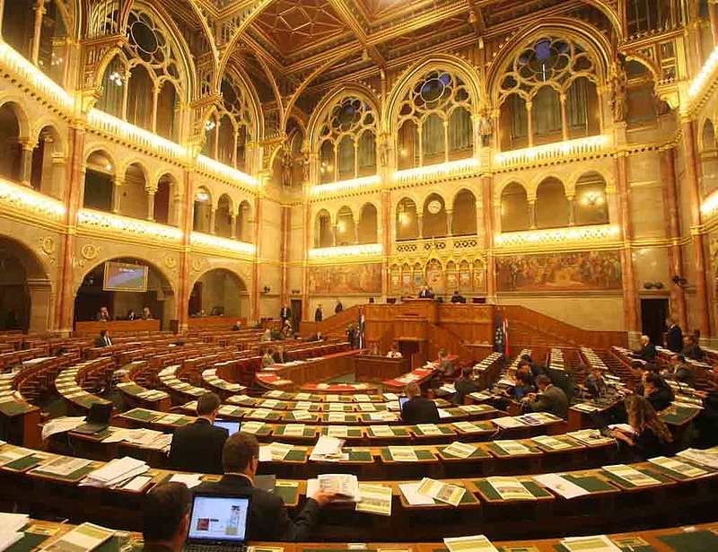Negyvenöt óra után tart rövid pihenőt a parlament