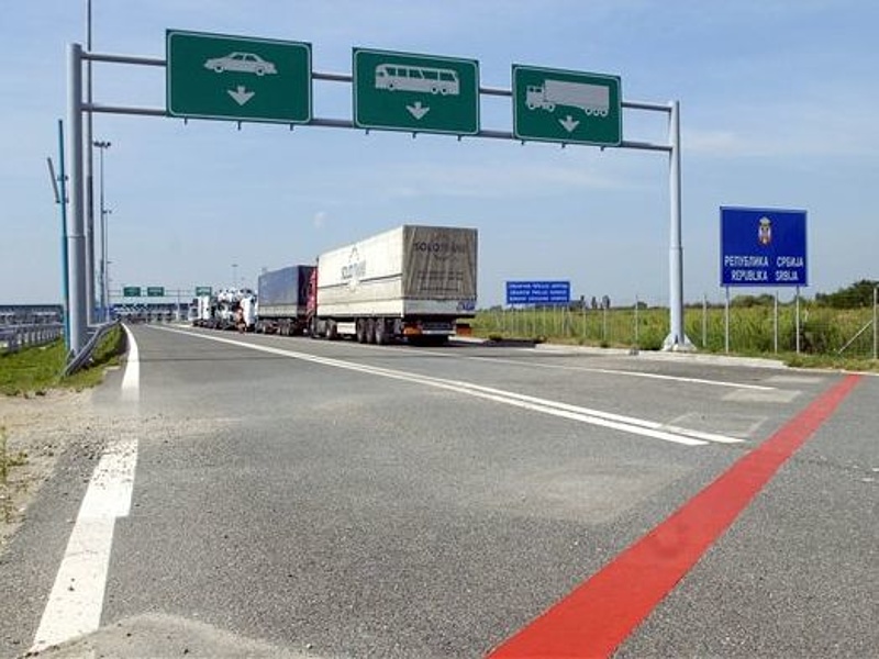 Szünetel a járművek átléptetése a lónyai határállomáson