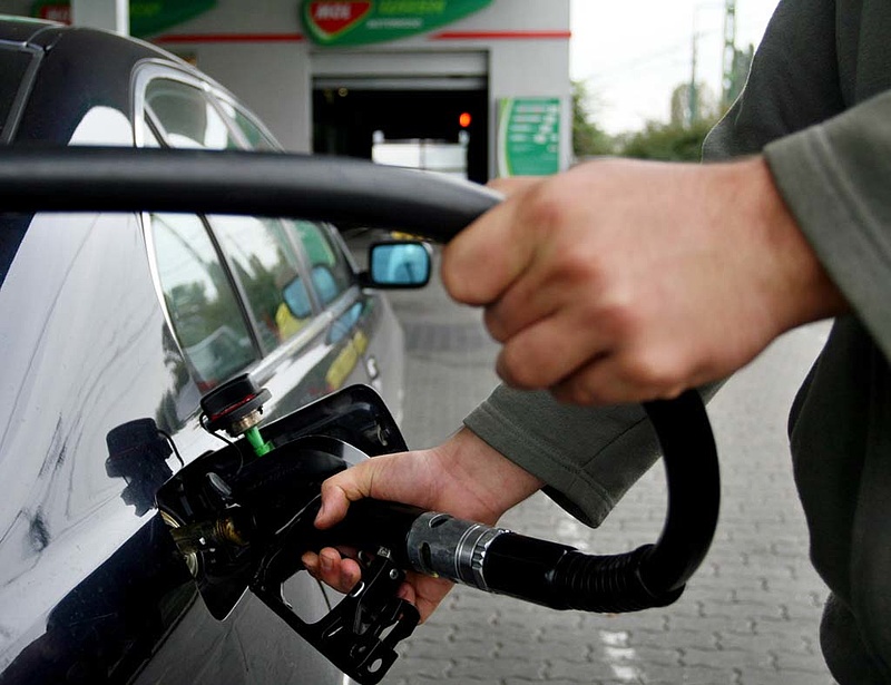 Tovább esik az üzemanyagok ára