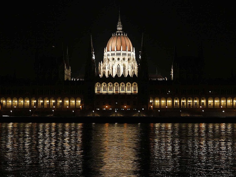 Új díszvilágítást kap a Parlament - egymilliárdból