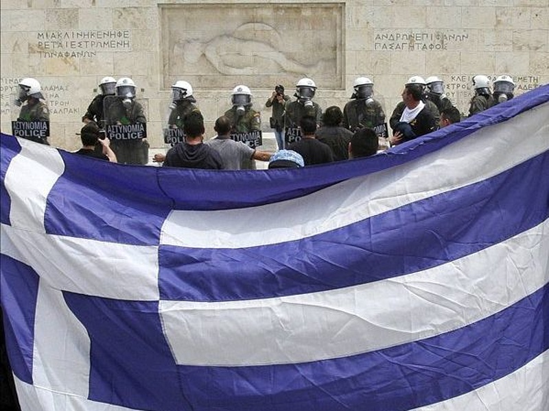 Mélyen a \"bóvli\" sávba minősítette vissza Görögországot az S&P
