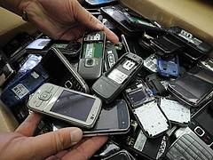 Megzabolázzák a mobilcégeket - hatalmas büntetést szabtak ki