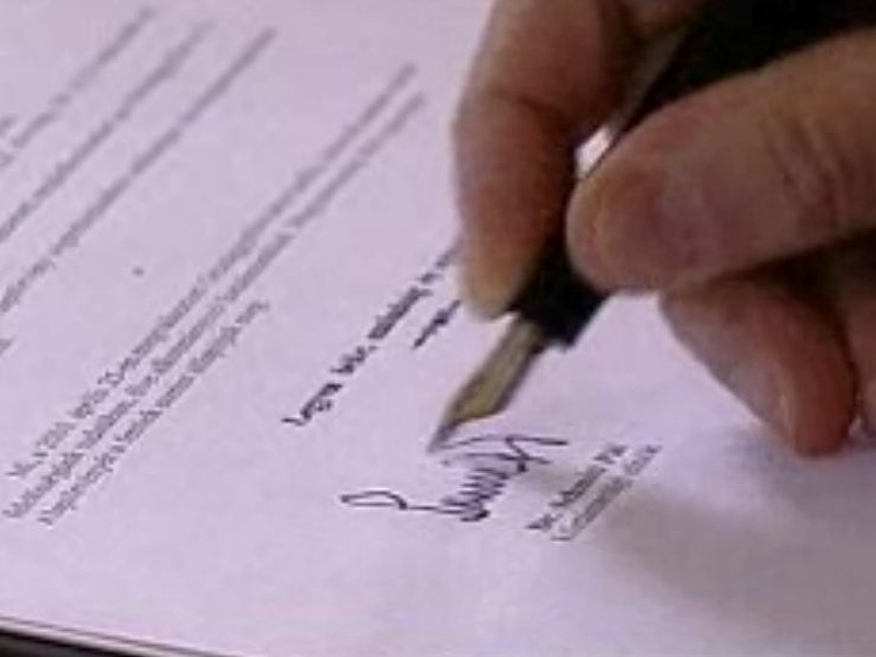 Schmitt aláírta az új alkotmányt