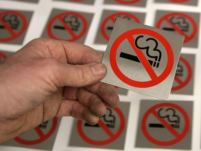 Kit fognak megbüntetni, ha tiltott helyen dohányzik? - Megszavazták a törvényt