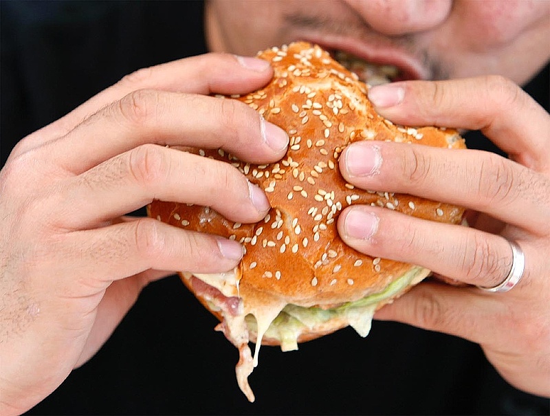 Botrány a gyorséttermekben - romlott húsból készült a hamburger