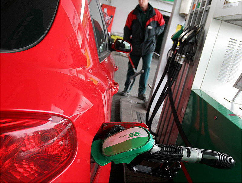 Egyre többet költenek a magyar autósok üzemanyagra - friss számok érkeztek
