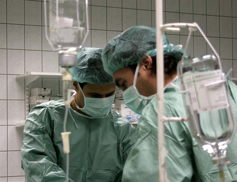 Fizetésemeléssel tartanák Romániában az orvosokat