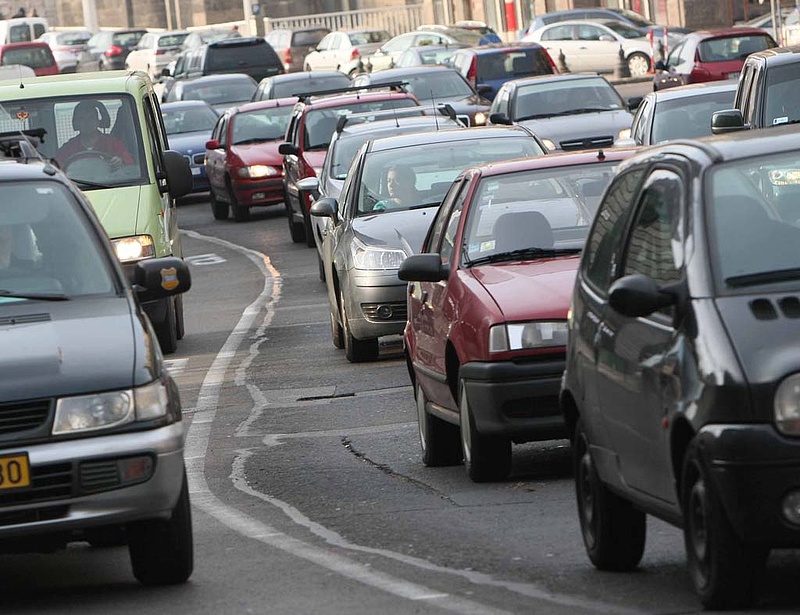Autósok figyelem: hétfőn néhány helyen bedugulhat Budapest