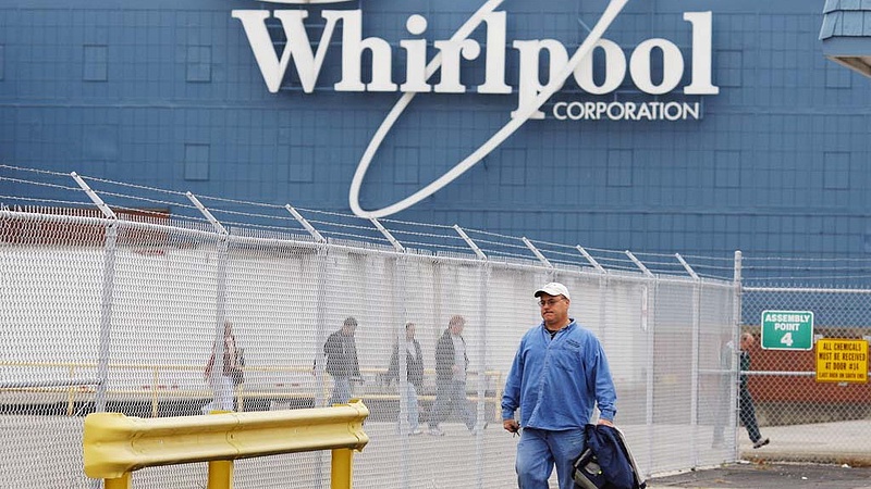 A Whirlpool sms-ben értesítette dolgozóit a gyárbezárásról