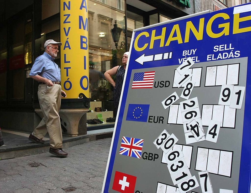 Padlót fogott a forint - vészes erőben a svájci frank