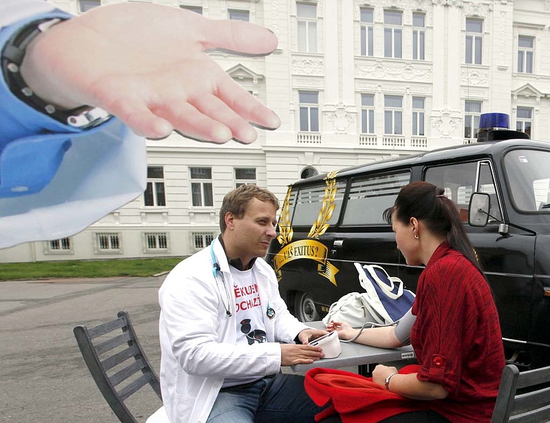 Eladnák a kórházakat - a magyarral ellentétes utat követnek