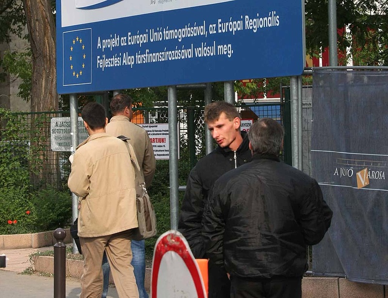 Hétszázmilliárdos csúszásban az uniós projektek