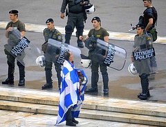 Keselyűként köröznek a befektetők a vergődő Görögország felett