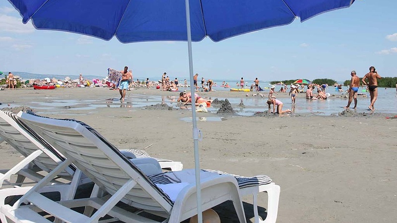 Nő a feszültség a Balaton egyik strandján - reagált a hatóság