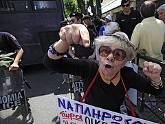 Nem ússzák meg a nyugdíjasok, most tőlük vesz el Athén