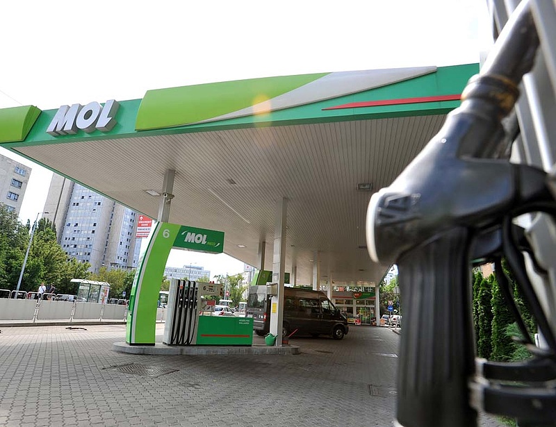 Cseh benzinkutakat vásárol a Mol
