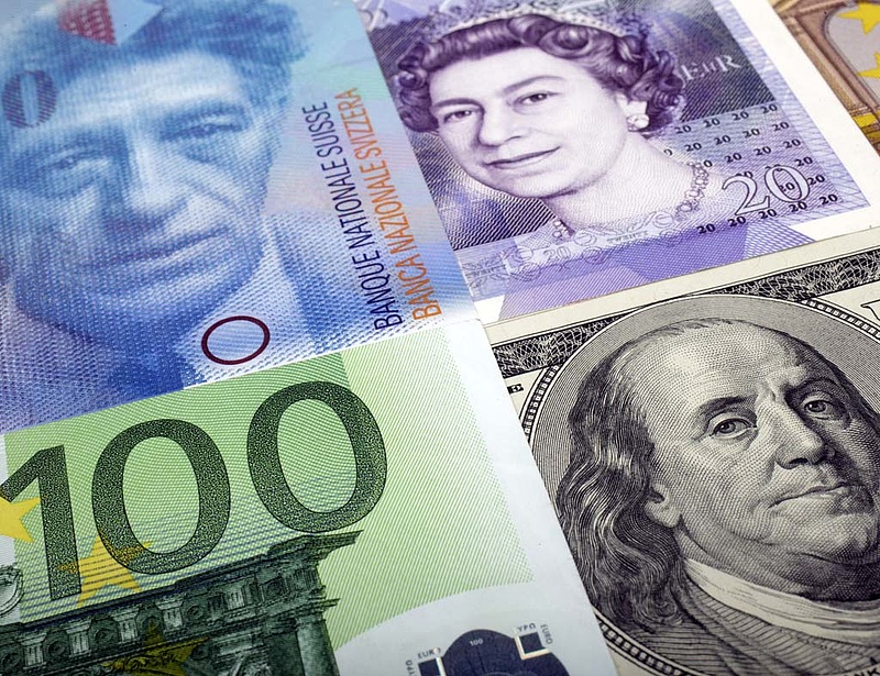 Háromszáz forint körül ingadozik az euró