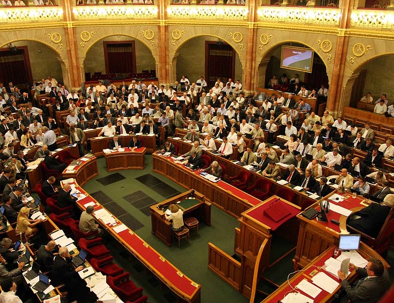 Új szabályoknak kell megfelelniük a magyar politikusoknak
