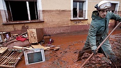 Döntött a kormány - ennyit kapnak a vörösiszap-katasztrófa károsultjai
