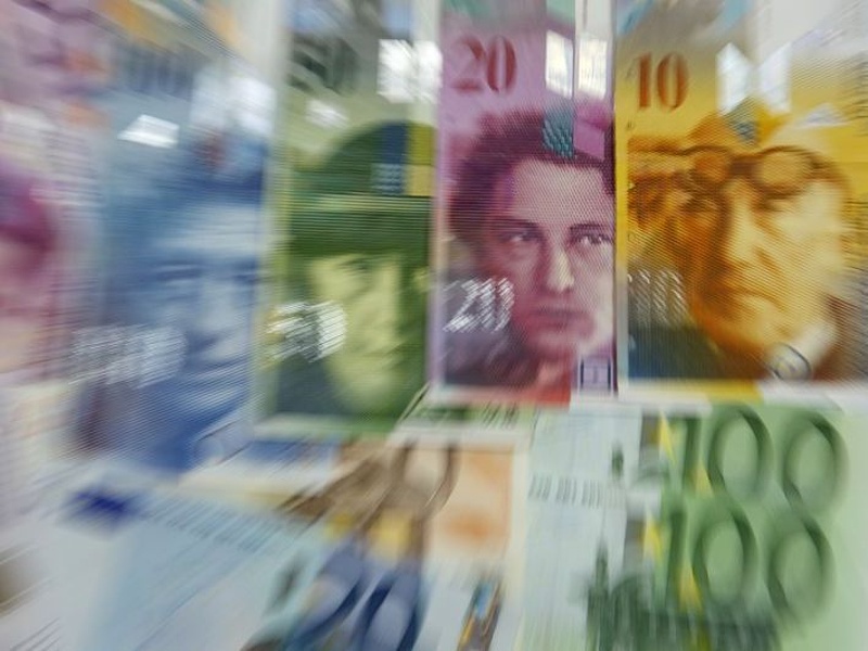 Hatalmas összegből gyengítették a svájci frankot
