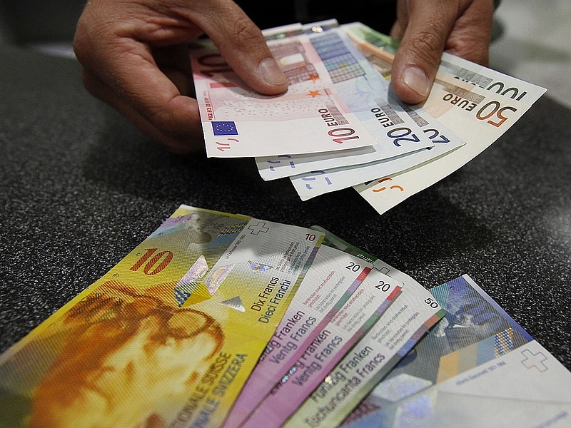Rosszul áll a forint, brutálisan drága a svájci frank (frissített)