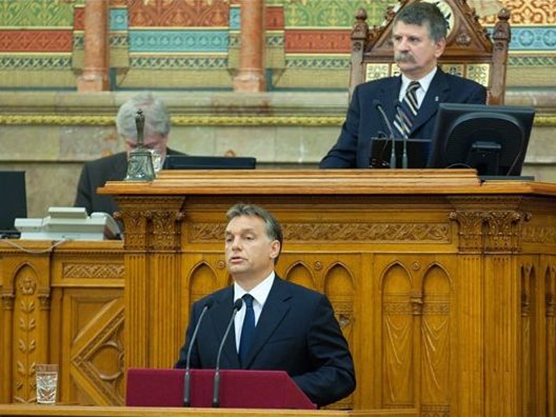 Orbán nekiment a bankoknak
