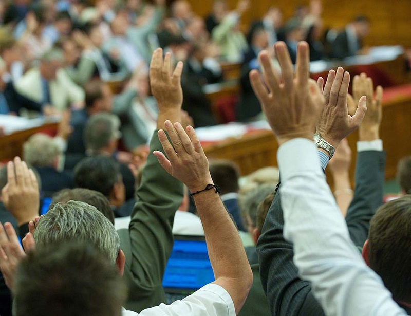 Döntött a parlament : 900 milliárdos megszorítás jön 2012-ben