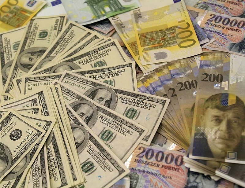Tovább esett a forint- bőven 305 forint fölött az euró