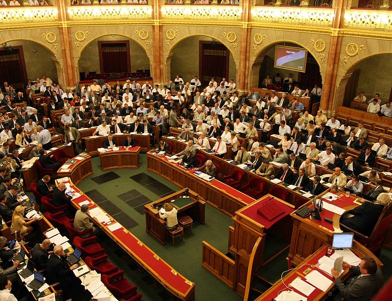 Elkezdődött az új Munka törvénykönyve vitája a parlamentben