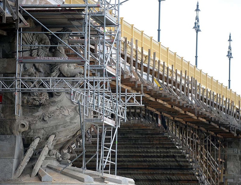 Margit híd: ismét semmis a pillérszobrok restaurálására kiírt tender