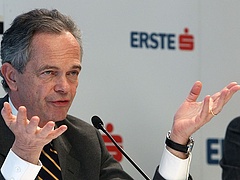 Súlyos bejelentések az Erste Banktól - zuhan az árfolyam