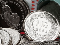 Ellszáll a svájci frank - veszélyben az árfolyamkorlát