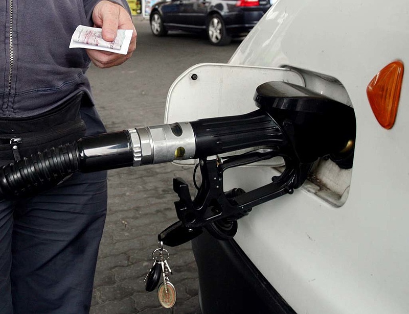 Brutális benzináremeléssel indul 2012