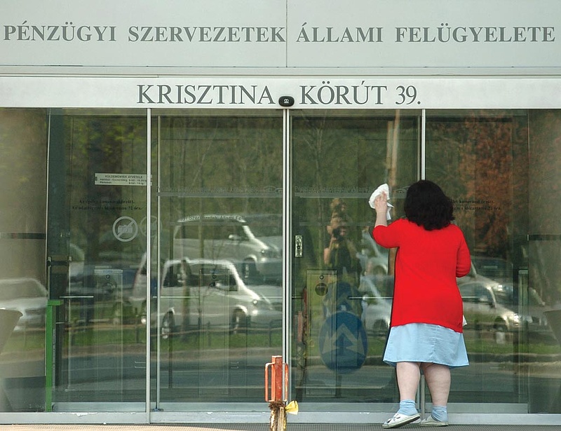 Ezért vonultak ki bankok Magyarországról - elképesztő a forráskivonás
