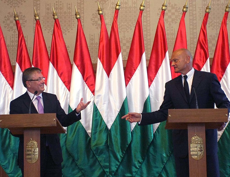 Titkos alkuval menekül meg a forint és Magyarország?