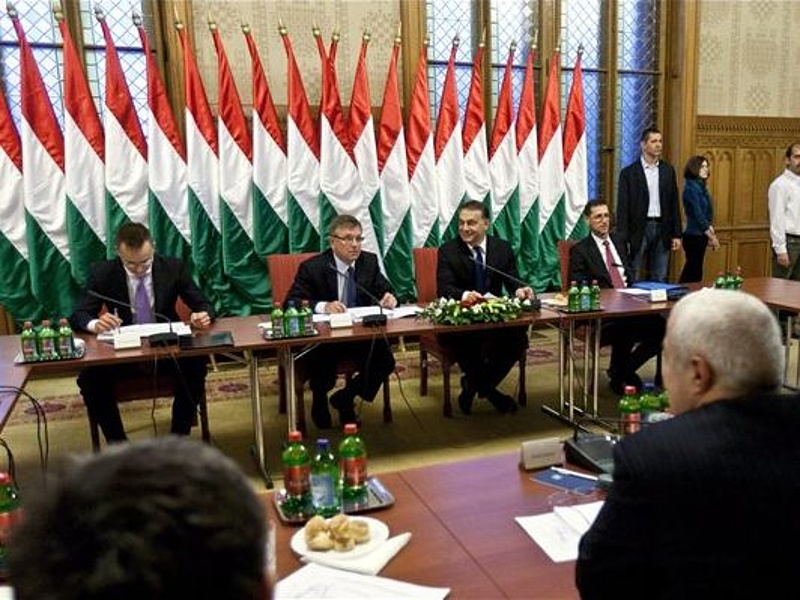Így szervezné át kormányát Orbán?