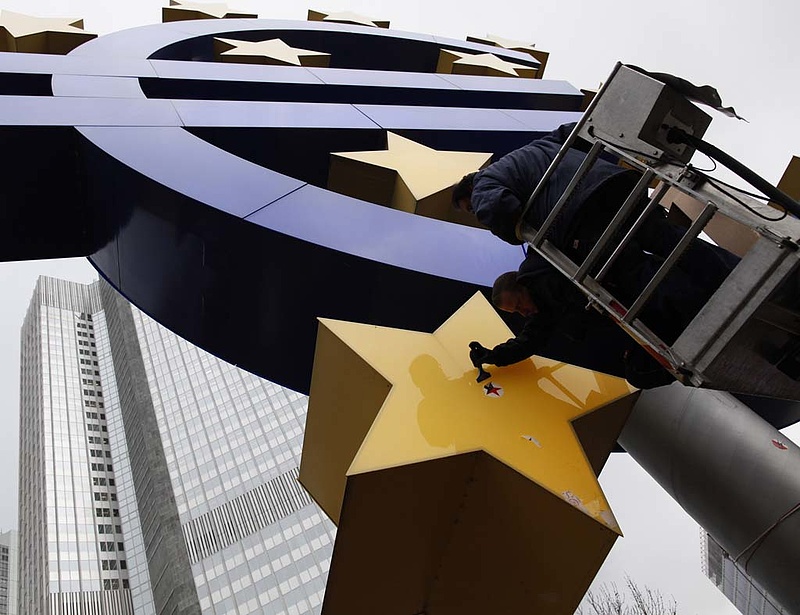 Rekord szintre gyengült az euró
