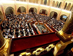 Ilyen még nem volt: biankó konszolidációt szavazott meg a parlament