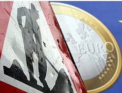 Gyengébb eurót, stabil svájci frankot hoz 2012