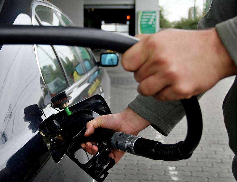 Csúcsra emelkedett a benzin ára Németországban