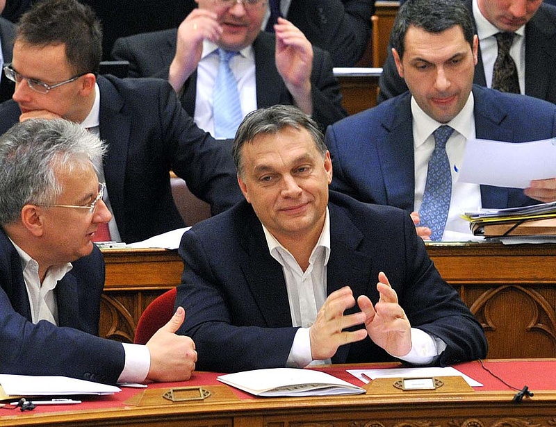 Orbán: beetetnek bennünket az államcsőd veszélyével
