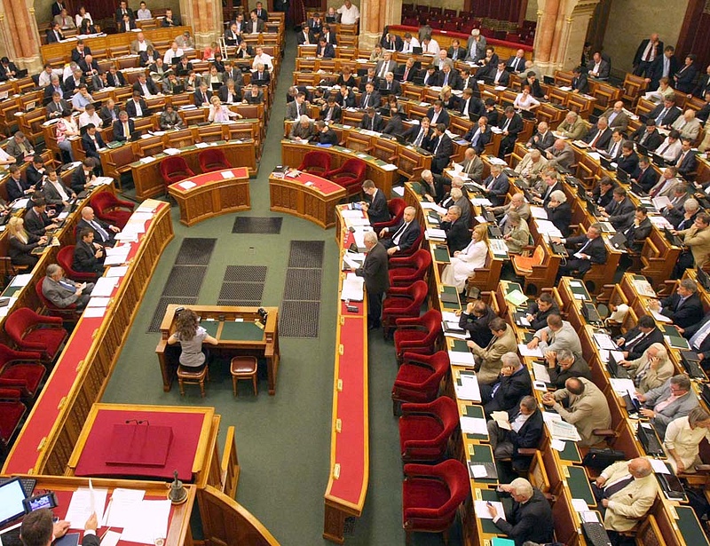 Nem lesz rendkívüli parlamenti ülés Brüsszel kifogásai miatt