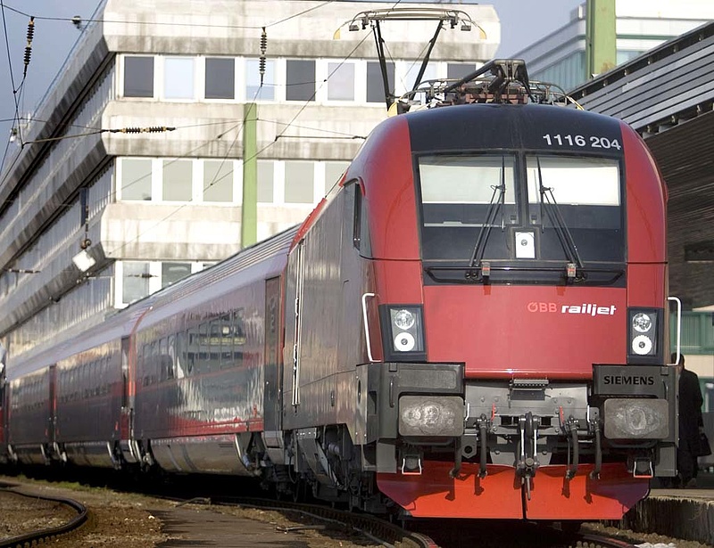 Meglepő ok miatt másfél órát állt egy Railjet a magyar-osztrák határon