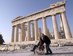 Közelebb az összeomlás: nincs elég pénz a görögök megmentésére