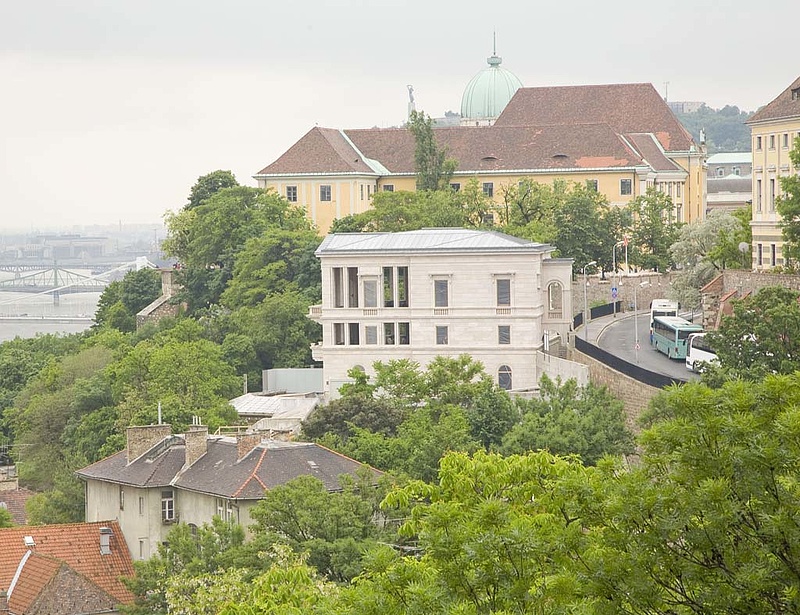 Családi ház 1,4 milliárdért, lakás 746 millióért eladó Budapesten
