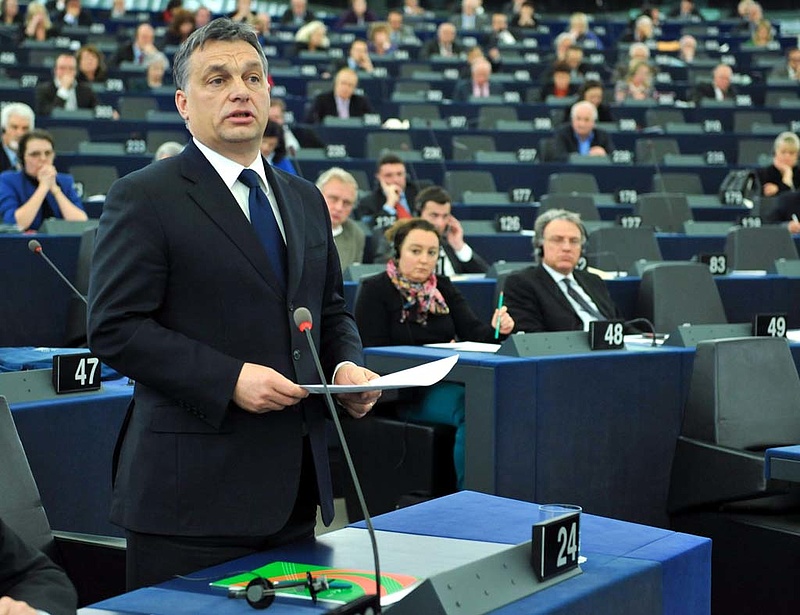 \"Orbán közeledik Brüsszelhez\"