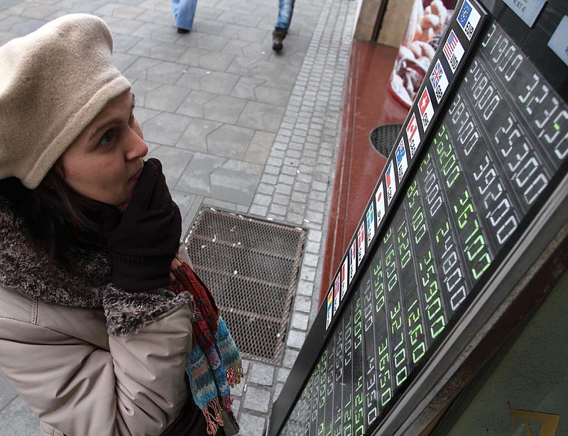 Magyar bizonytalanság mozgatja a forintot - a héten meglehet a 300-as szint
