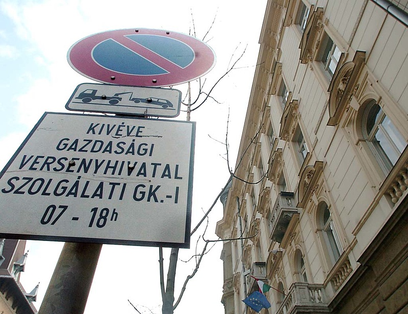 Óriásbüntetést kaptak a magyar bankok! Esik az OTP