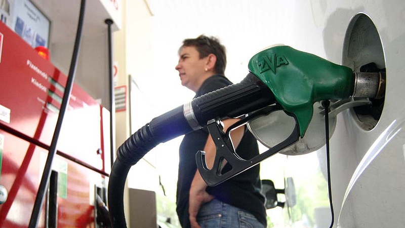 Utolsó fillérig a fogyasztók fizethetik az üzemanyag-többletadót  