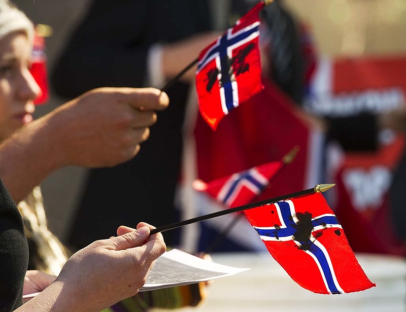 Engedett a kormány a norvégoknak